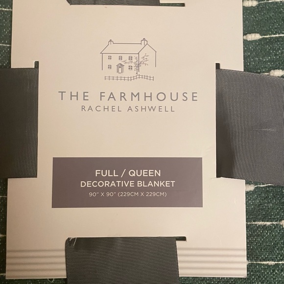 THE FARMHOUSE BY RACHEL ASHWELL
Chenille Textured Stripe Blanket
Queen Green - Picture 2 of 4